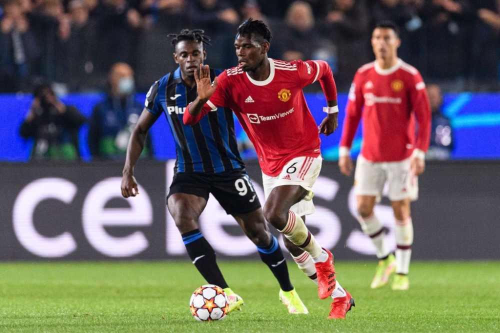 Paul Pogba of Manchester United (R) is chased by Duván Zapata of Atalanta (L) during the UEFA Champions League group F match between Atalanta and Manchester United at Stadio di Bergamo on November 2, 2021 in Bergamo, Italy. (Photo by Marcio Machado/Eurasia Sport Images/Getty Images)