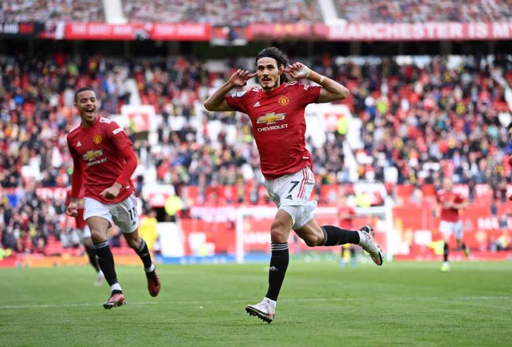 Edinson Cavani of Manchester United celebrates after scoring their side's first goal as Mason Greenwood looks on during the Premier League match between Manchester United and Fulham at Old Trafford on May 18, 2021 in Manchester, England. A limited number of fans will be allowed into Premier League stadiums as Coronavirus restrictions begin to ease in the UK following the COVID-19 pandemic. (Photo by Laurence Griffiths/Getty Images)