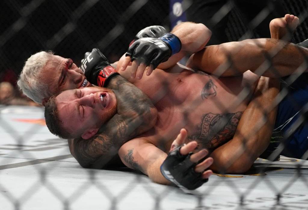 Charles Oliveira submitting his opponent 