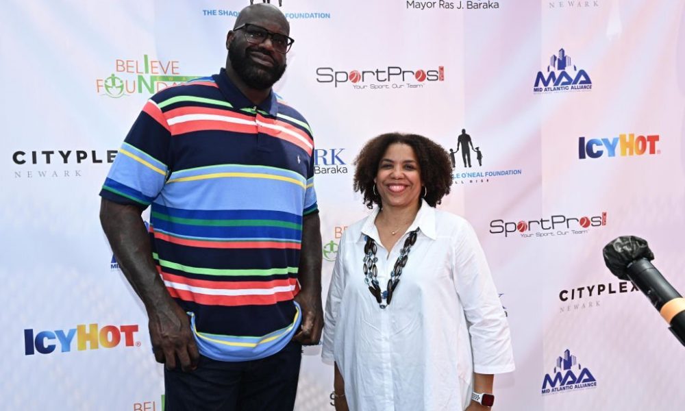 Shaquille O'Neal offered a young girl fistful of cash and cautioned her ...