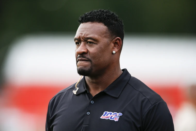 Willie McGinest tries to defend himself.
