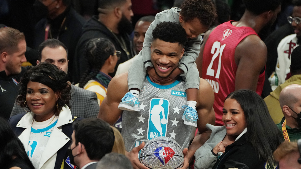 giannis antetokounmpo with family