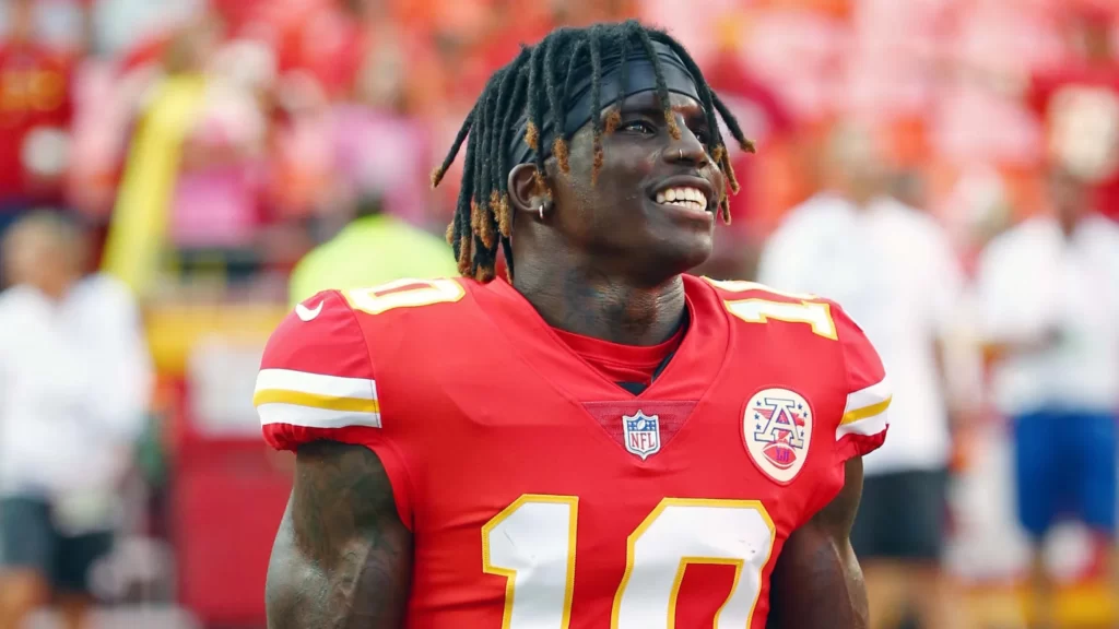 Tyreek Hill suprises the fan who stole the TD ball from Dolphins WR's