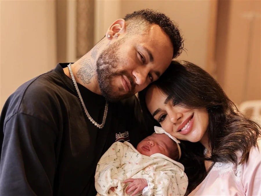 Neymar Jr and his girlfriend with their newborn daughter