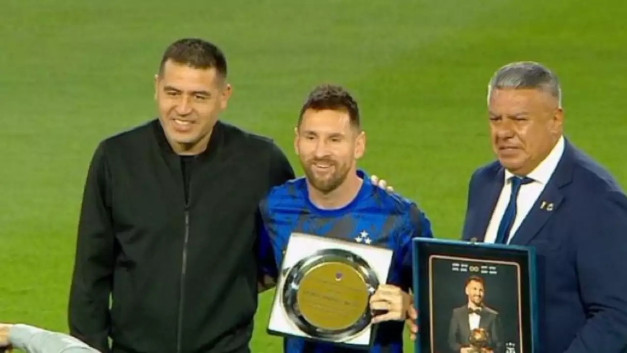 Lionel Messi presented with an honorary Plaque