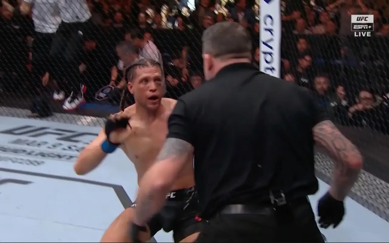 Marc Goddard scares Brian Ortega