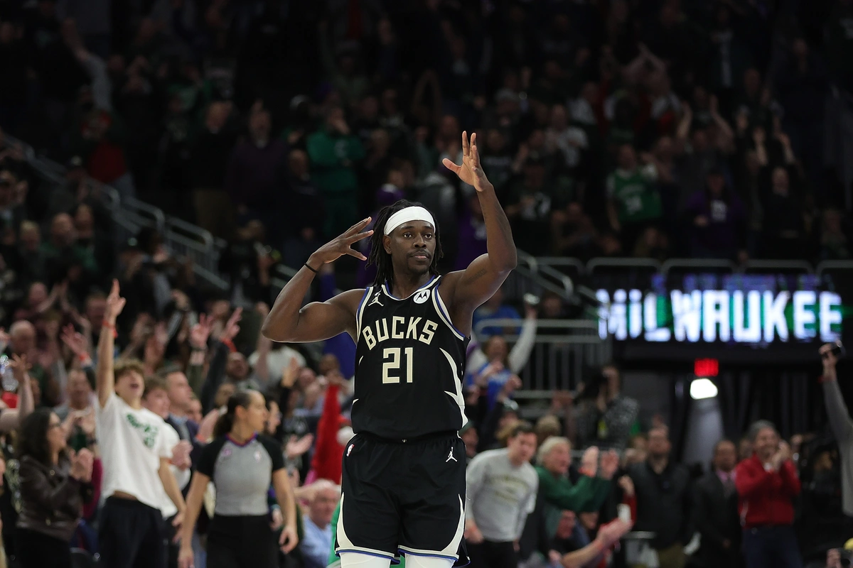 How much will Jrue Holiday earn per season following a 4-year, $135 million contract extension with Celtics?